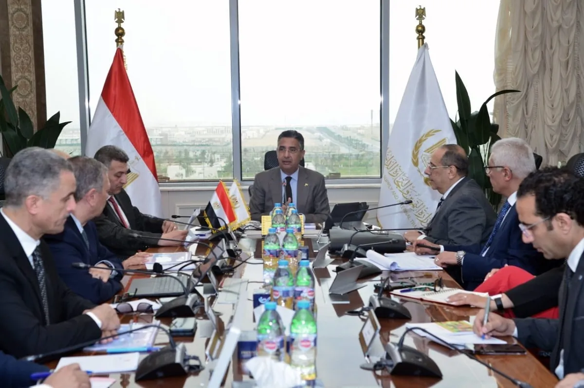 اجتماع وزير التموين مع مسئولي شركة قها للأغذية المحفوظة