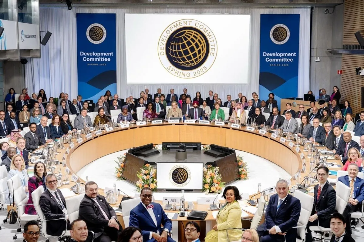 وزيرة التخطيط في صورة تذكارية مع لجنة التنمية