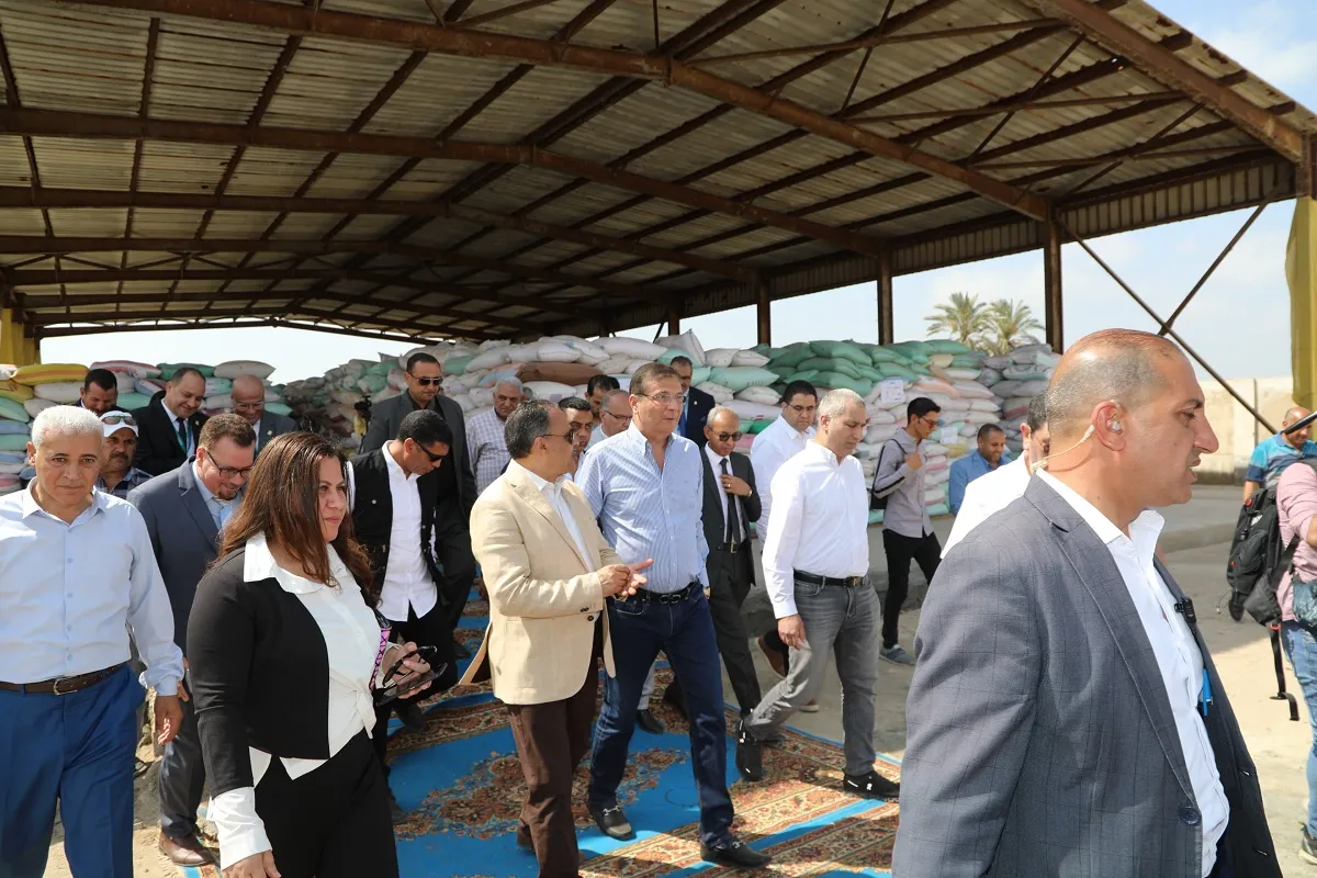 وزير الزراعة ومحافظ الشرقية ورئيس البنك الزراعي خلال الجولة بالشرقية