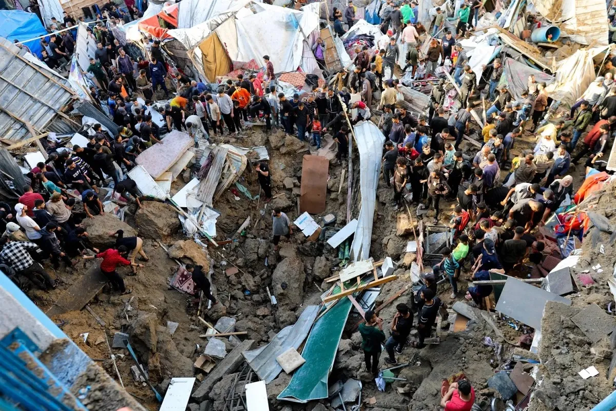 استشهاد فلسطينيين من آثار القصف الإسرائيلي على مدرسة تؤوي نازحين بمخيم البريج (رويترز)