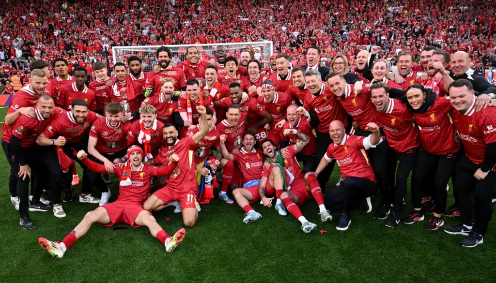 احتفال لاعبي ليفربول بدرع الدوري