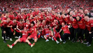 احتفال لاعبي ليفربول وجماهيره بدرع الدوري الإنجليزي