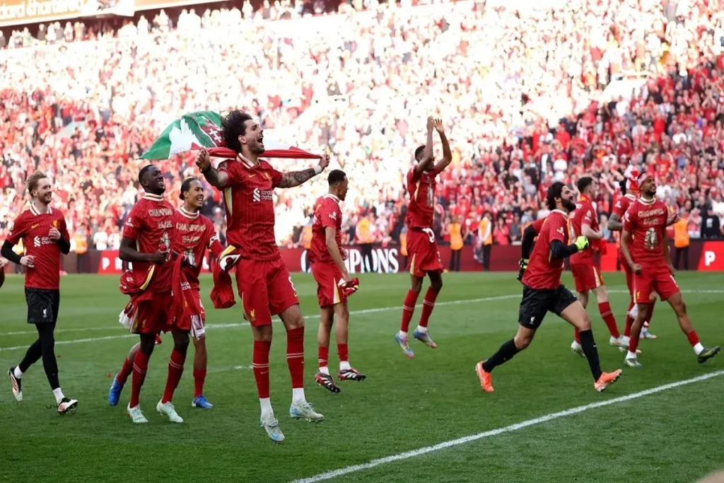فرحة نجوم ليفربول بالتتويج بالدوري الإنجليزي