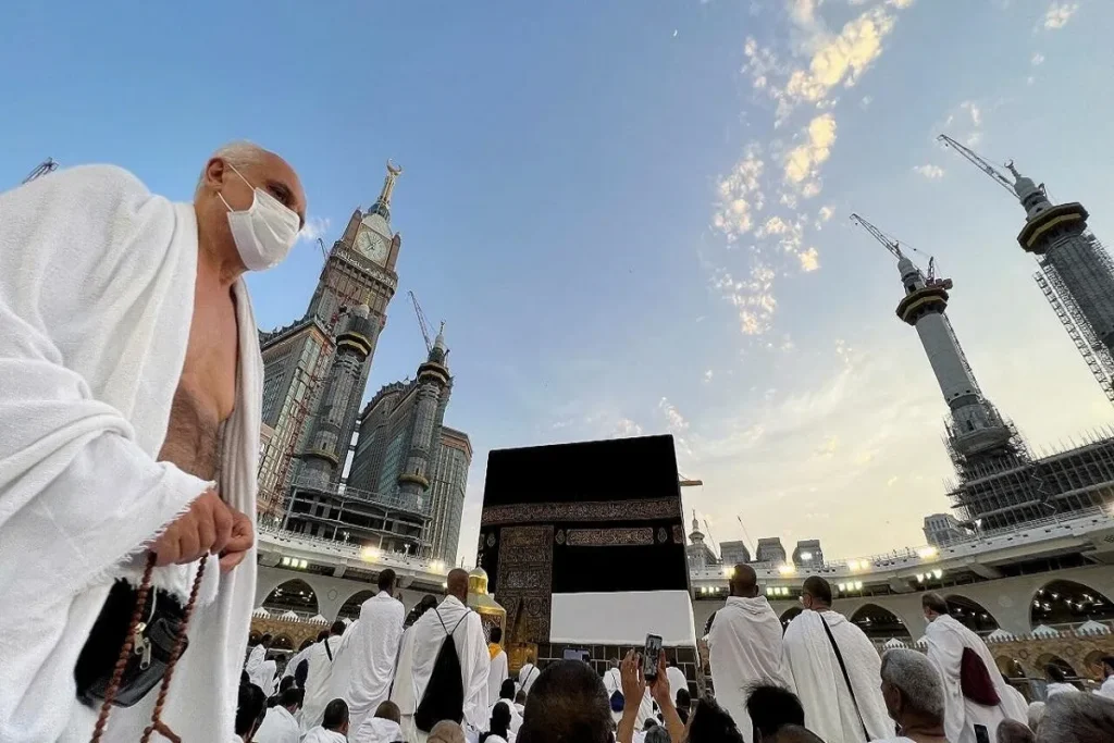 مساعدة الفقراء.. أم حج بيت الله الحرام؟