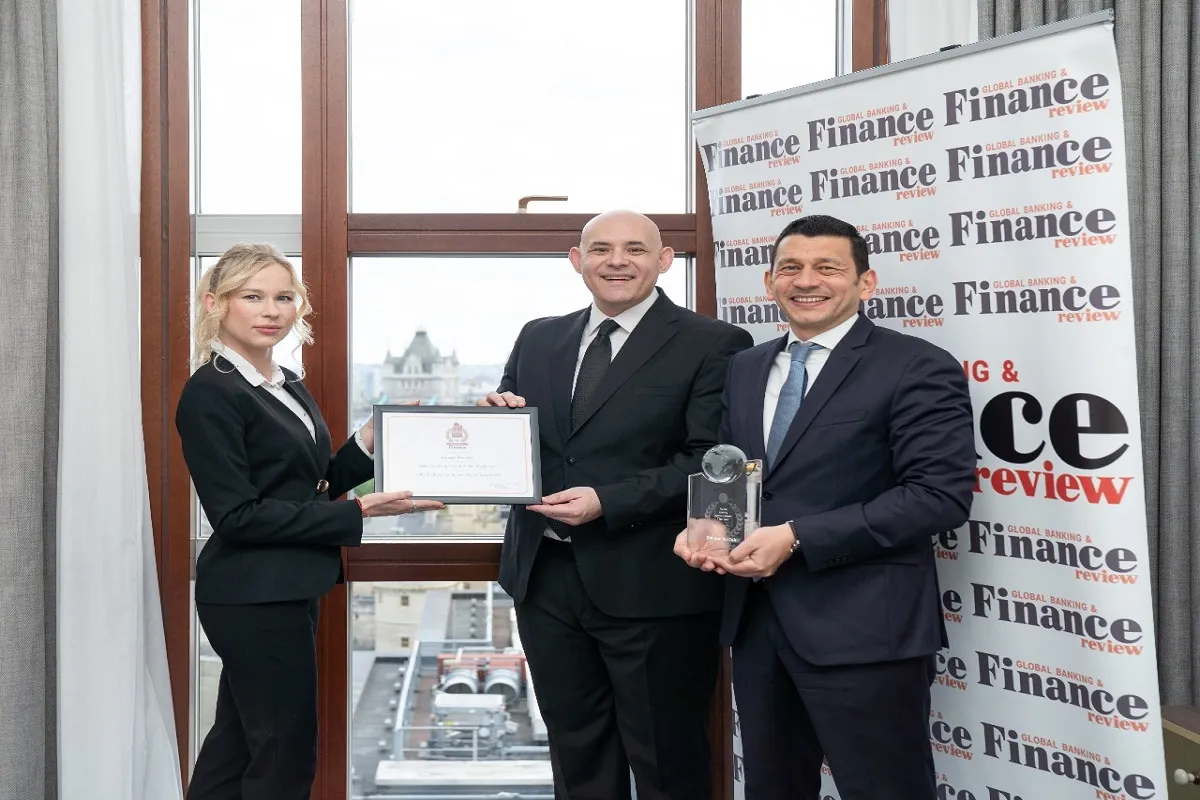 محمد لاشين رئيس مجموعة الائتمان المصرفي ببنك القاهرة يتسلم الجائزة