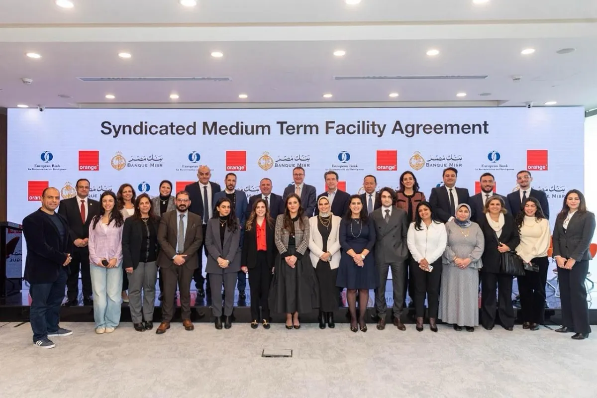 صورة تذكارية بين مسئولي بنك مصر وبنك مصر فرع دبي والبنك الأوروبي لإعادة الإعمار