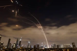 إطلاق صواريخ إيرانية والدفاعات الإسرائيلية خلال تصديها لها فوق تل أبيب (أ.ف.ب) - أرشيفية