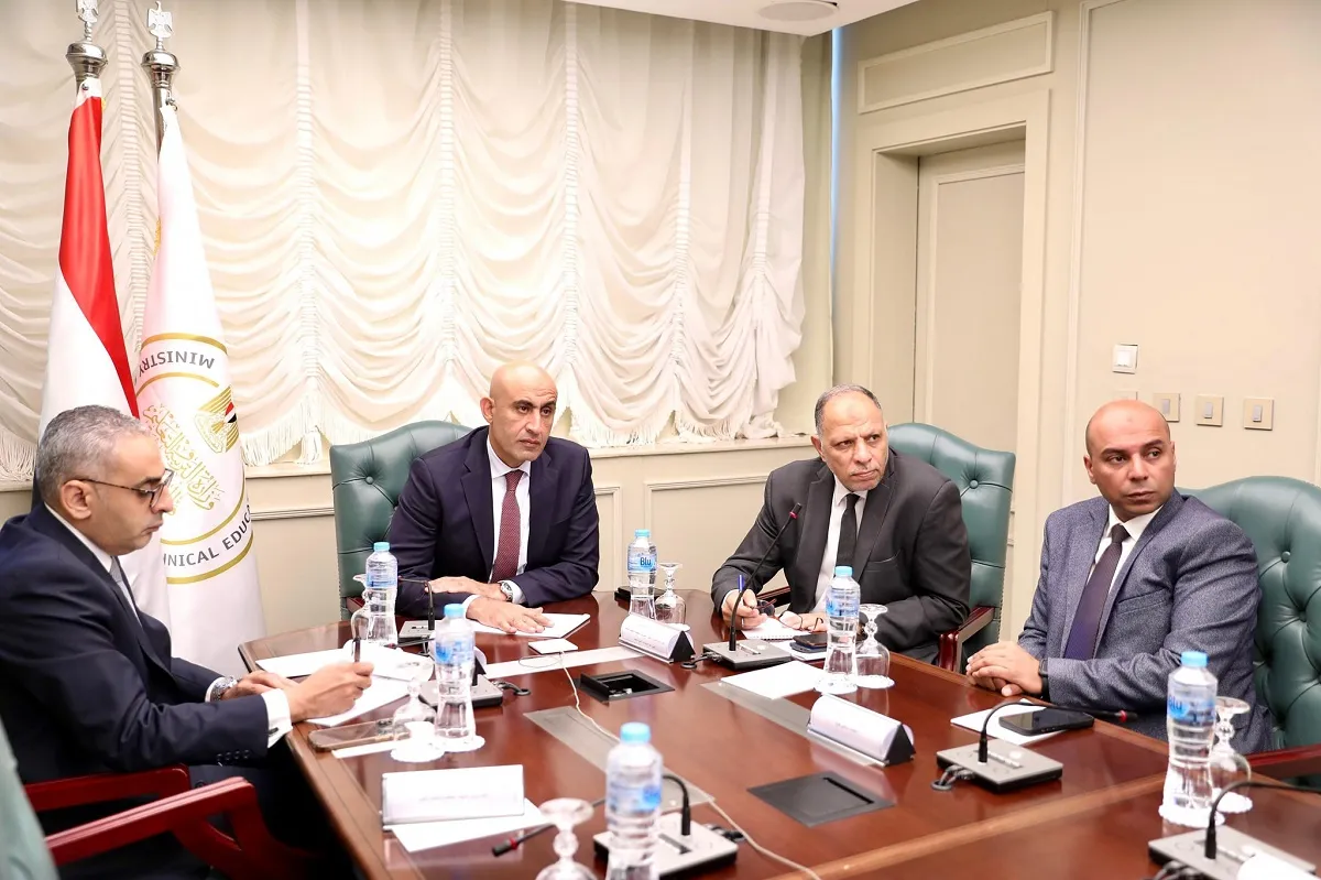 وزير التربية والتعليم خلال الاجتماع مع مديري المديريات التعليمية عبر الفيديو كونفرنس