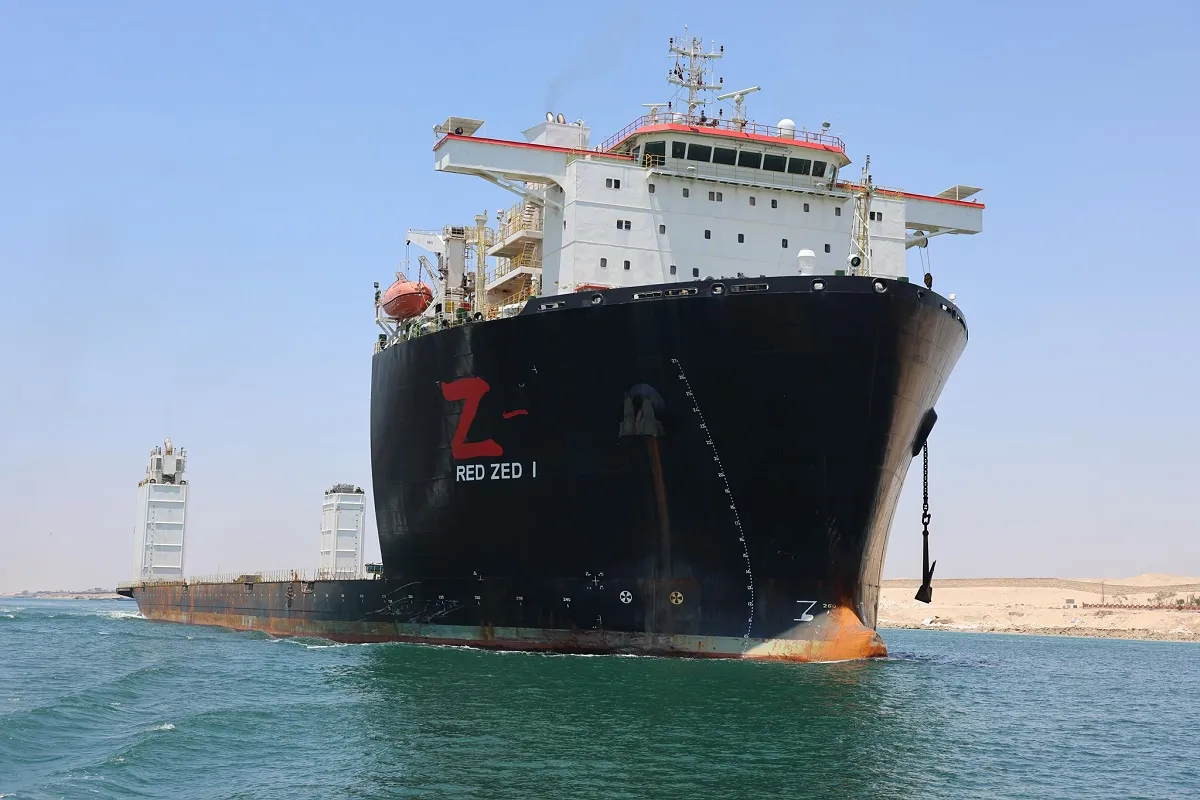 سفينة الحاويات العملاقة تعبر قناة السويس