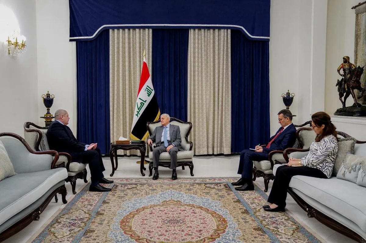 السفير المصري ببغداد يلتقي رئيس العراق