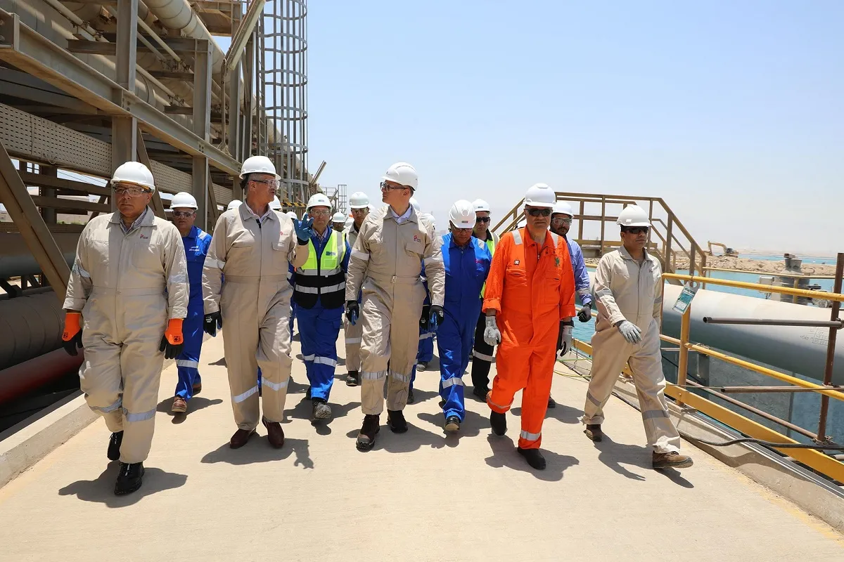 وزير البترول خلال جولته بميناء سونكر