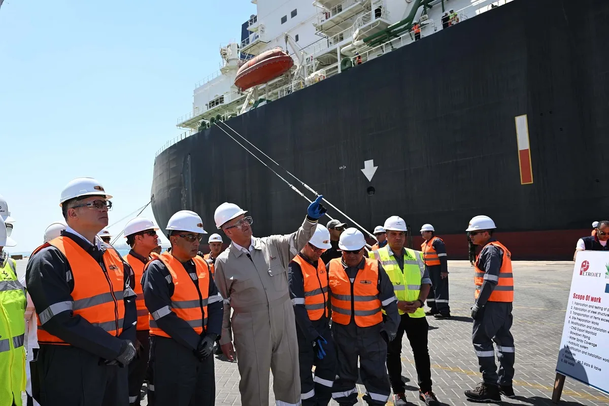 الدكتور مصطفى مدبولي رئيس الوزراء خلال جولته بميناء العين السخنة