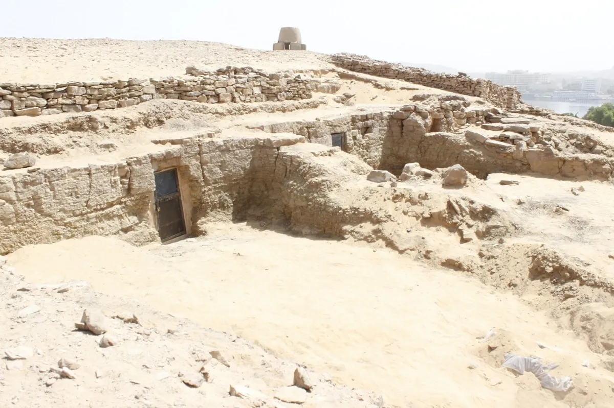 الكشف عن ثلاثة مقابر أثرية جديدة بأسوان
