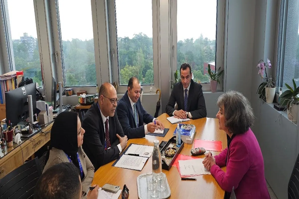 وزير العمل يلتقي مدير إدارة المعايير ورئيس قسم الحريات النقابية بجنيف