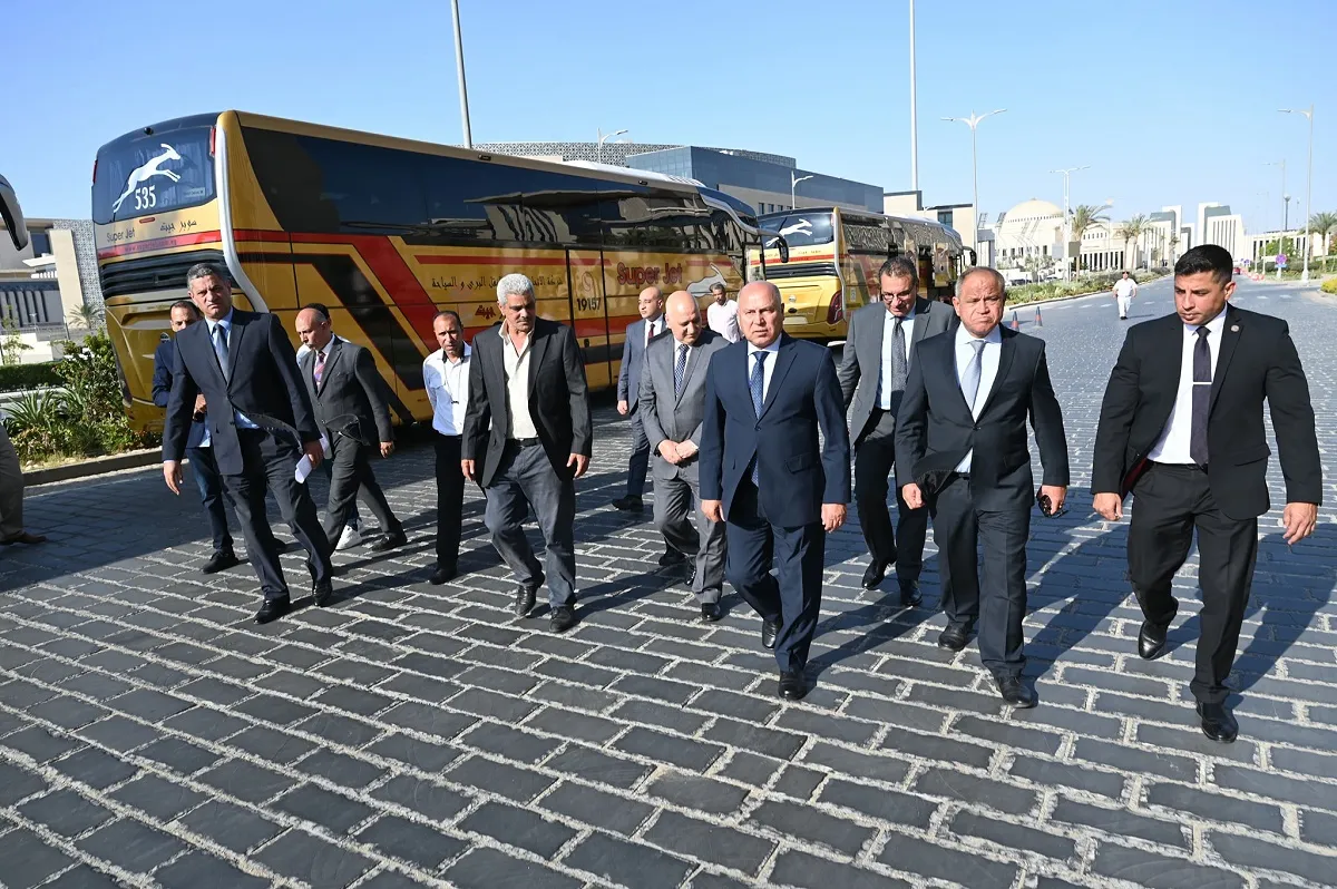 وزير النقل والصناعة خلال جولته في الشركة المصرية لصناعة وسائل النقل
