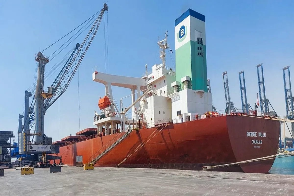 ميناء السخنة يستقبل السفينة "Berge Kuju"