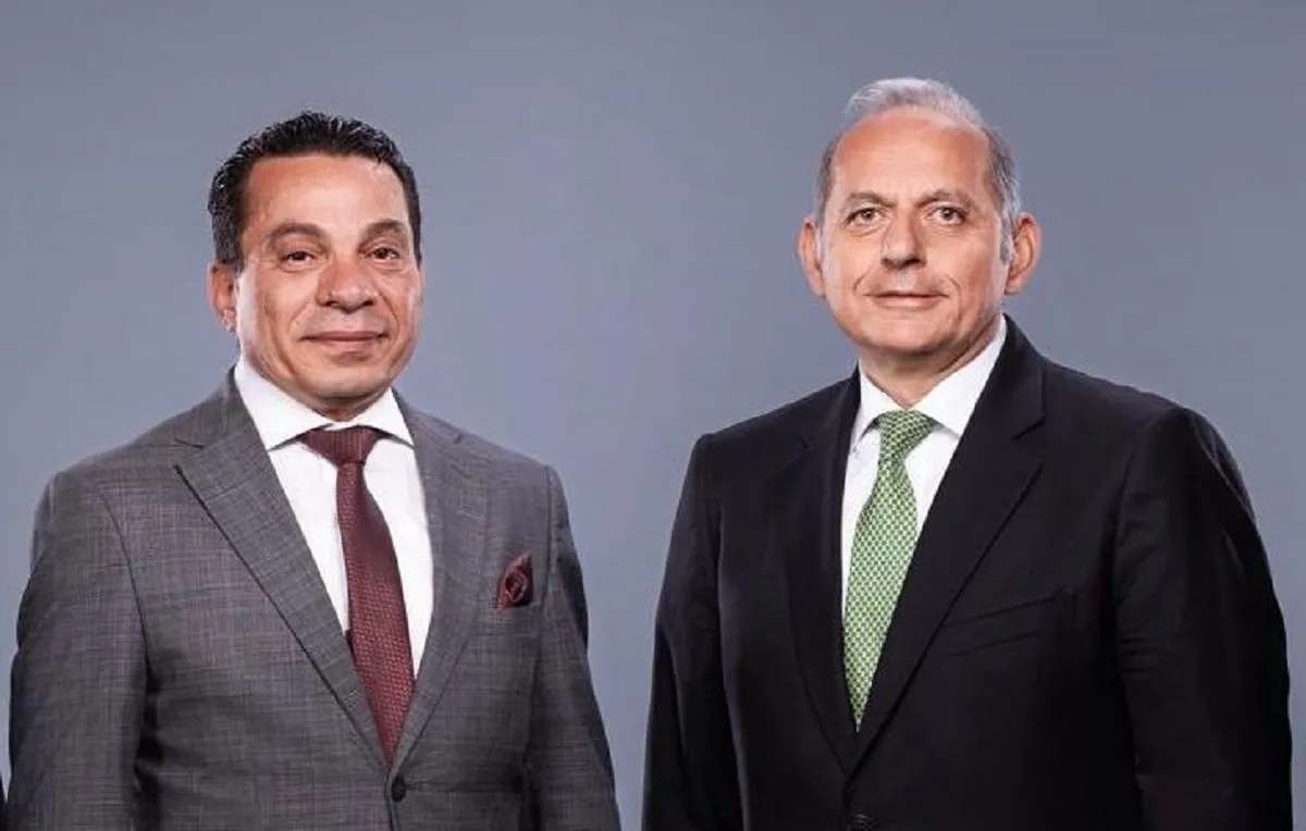 هشام عكاشه الرئيس التنفيذي لبنك مصر والدكتور خالد عتريس رئيس القطاع القانوني