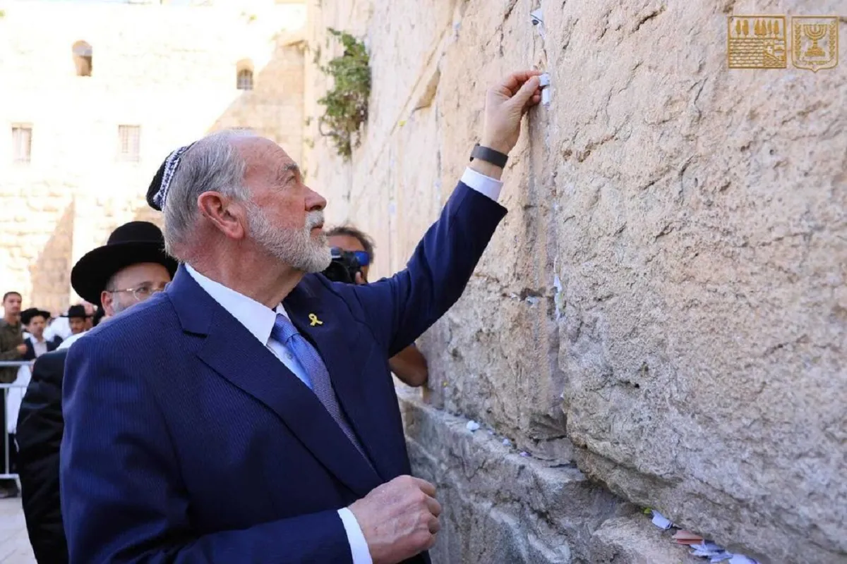 مايك هاكابي يكتب على حائط البراق في القدس المحتلة