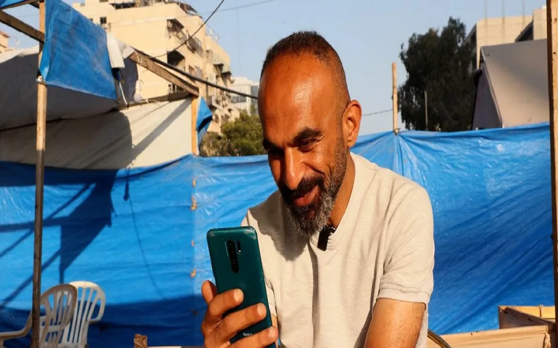 كيف تحتفل أسرة في غزة بالعيد؟ .. وفي الصورة الفلسطيني إبراهيم الفراني