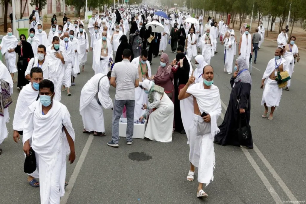 قوافل الحجاج يتوافدون على عرفات