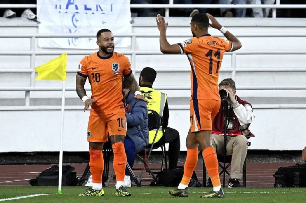 فرحة لاعبي هولندا بهدف في شباك فنلندا