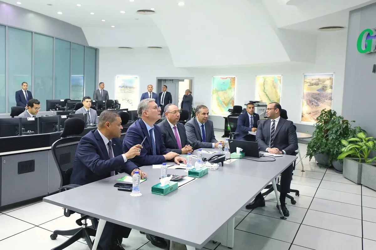 وزير البترول في غرفة تحكم الشبكة القومية للغازات