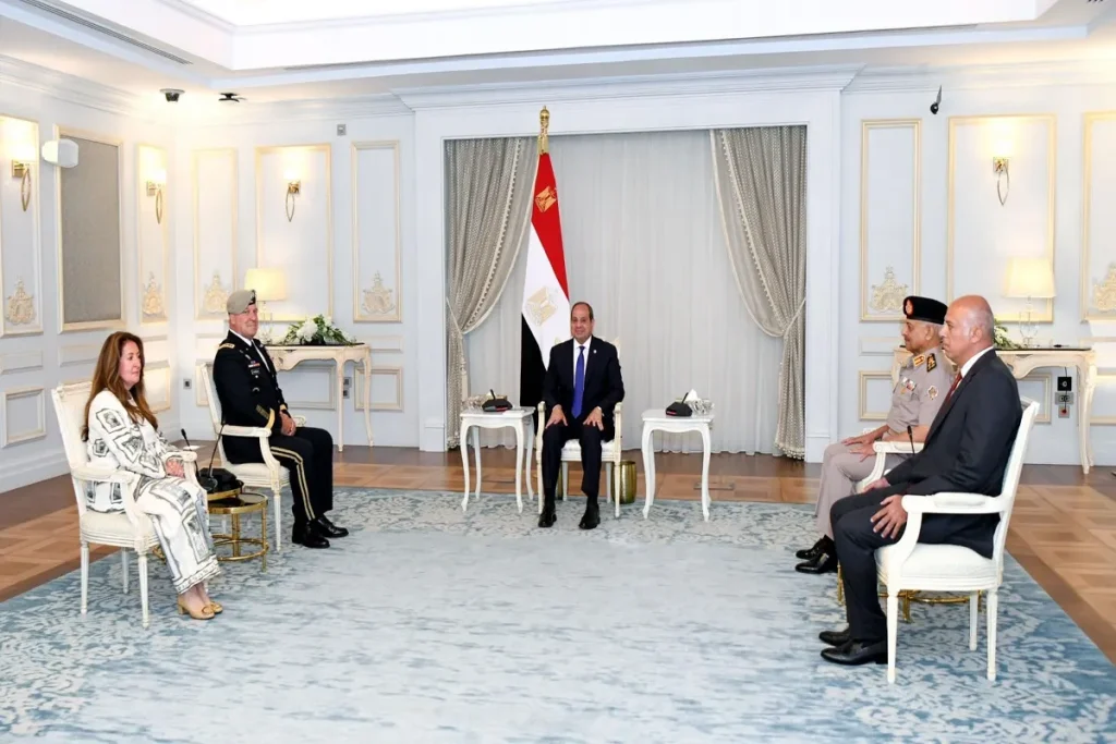 الرئيس المصري يستقبل مايكل كوريلا قائد القيادة المركزية الأمريكية