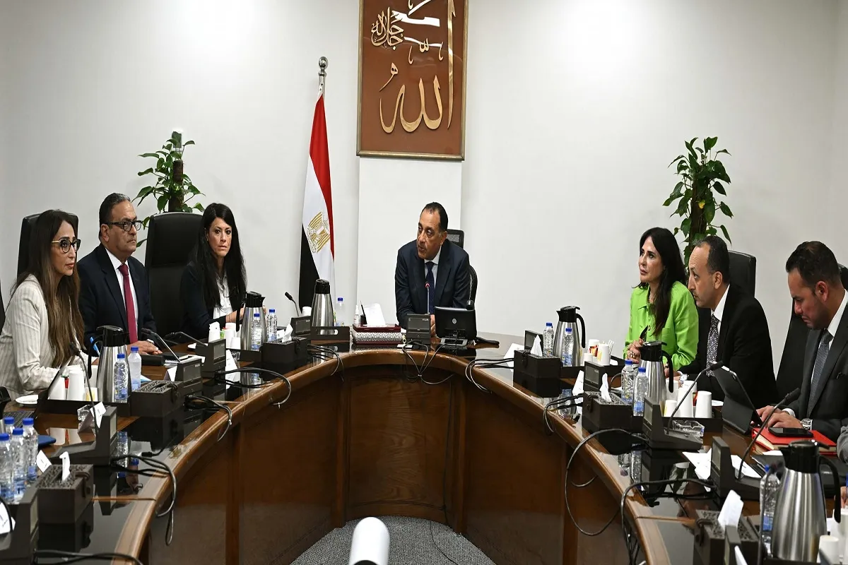 اجتماع مدبولي بعدد من وزراء الحكومة