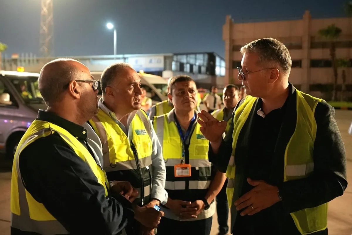 وزير البترول بمطار القاهرة الدولي