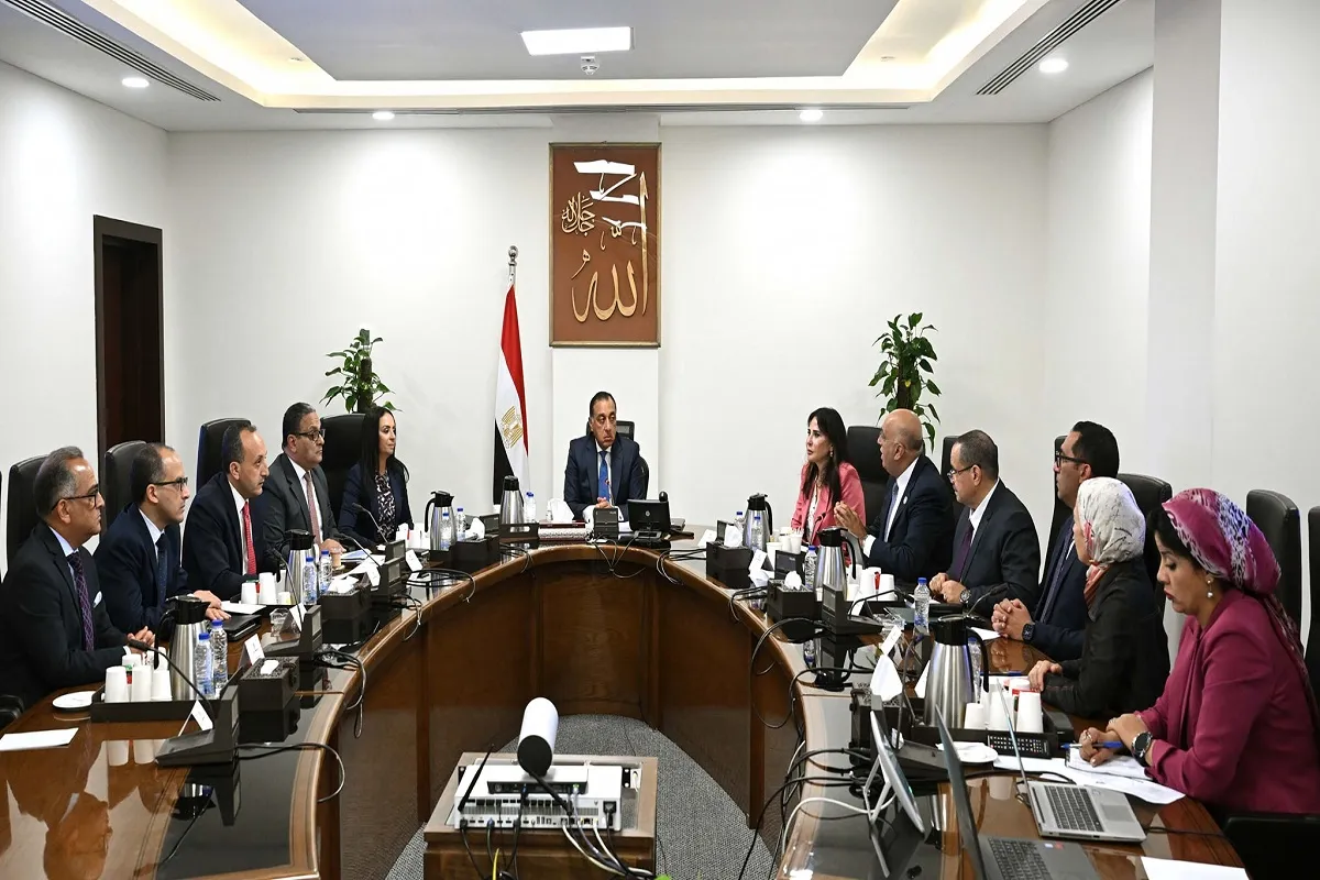 اجتماع رئيس الوزراء بعدد من وزراء الحكومة