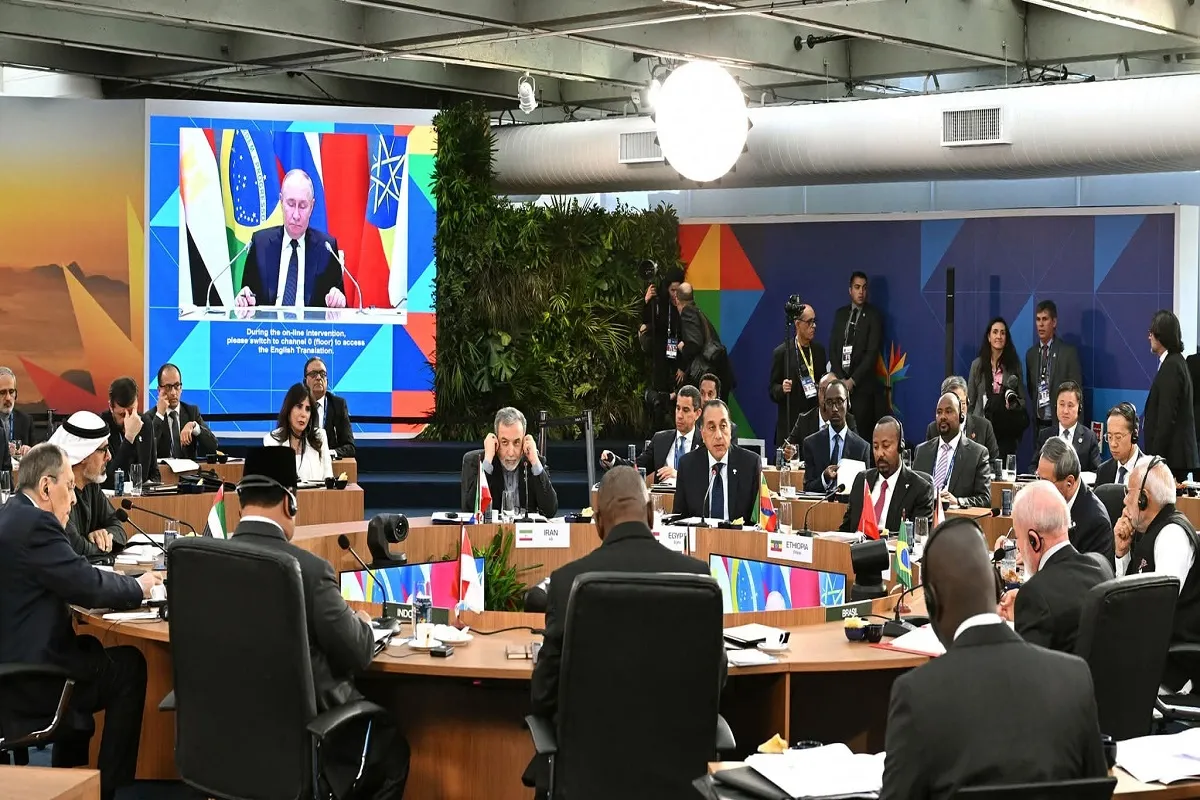 أثناء استماع رئيس الوزراء لكلمة الرئيس الروسي بوتين في قمة مجموعة "بريكس"