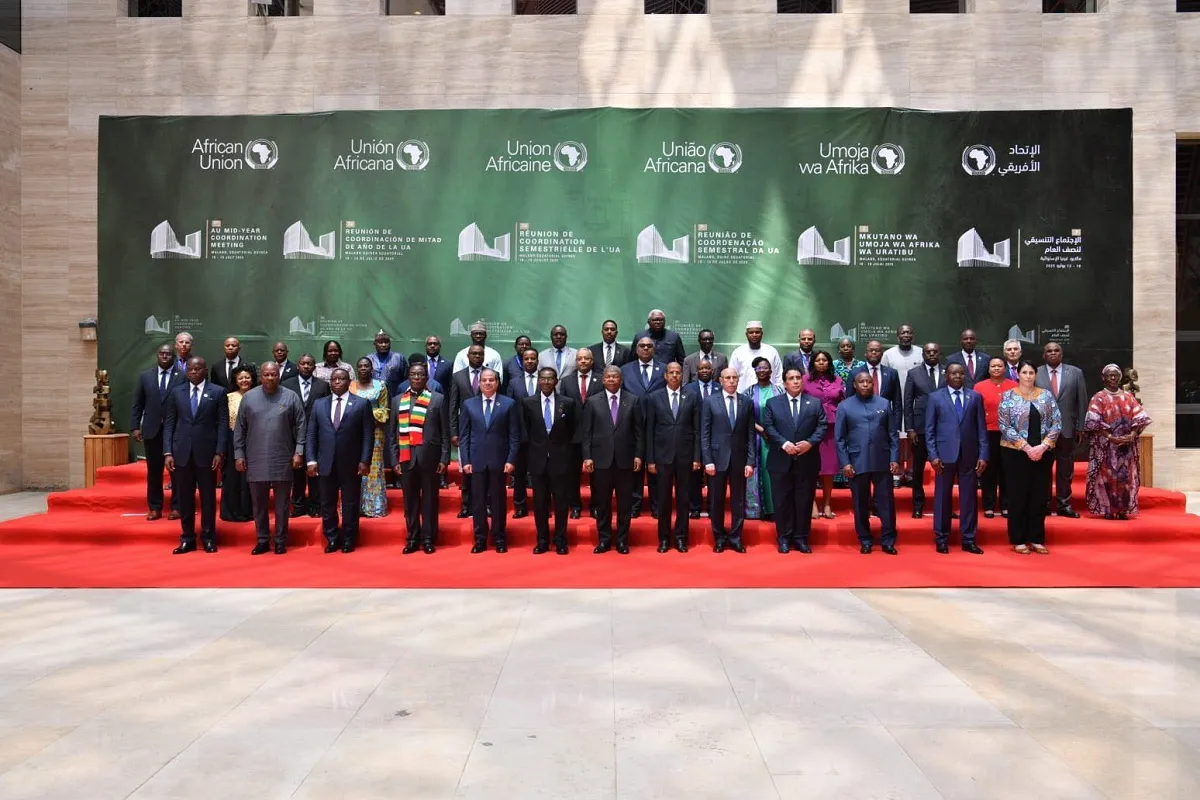 صورة تذكارية للرئيس المصري مع أعضاء القمة