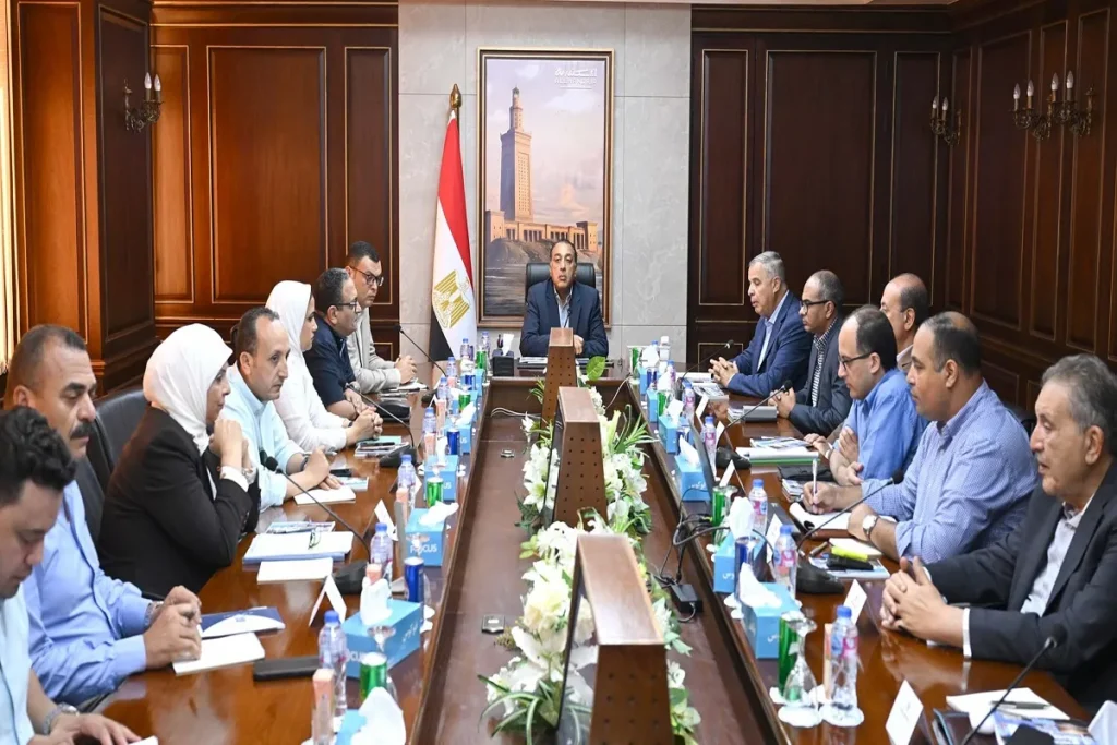 اجتماع رئيس الوزراء خلال جولته بمحافظة الإسكندرية