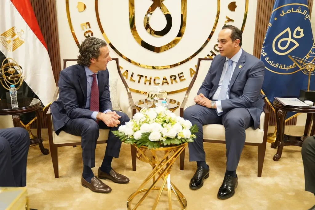 رئيس هيئة الرعاية الصحية مع مسئول شركة Abbott