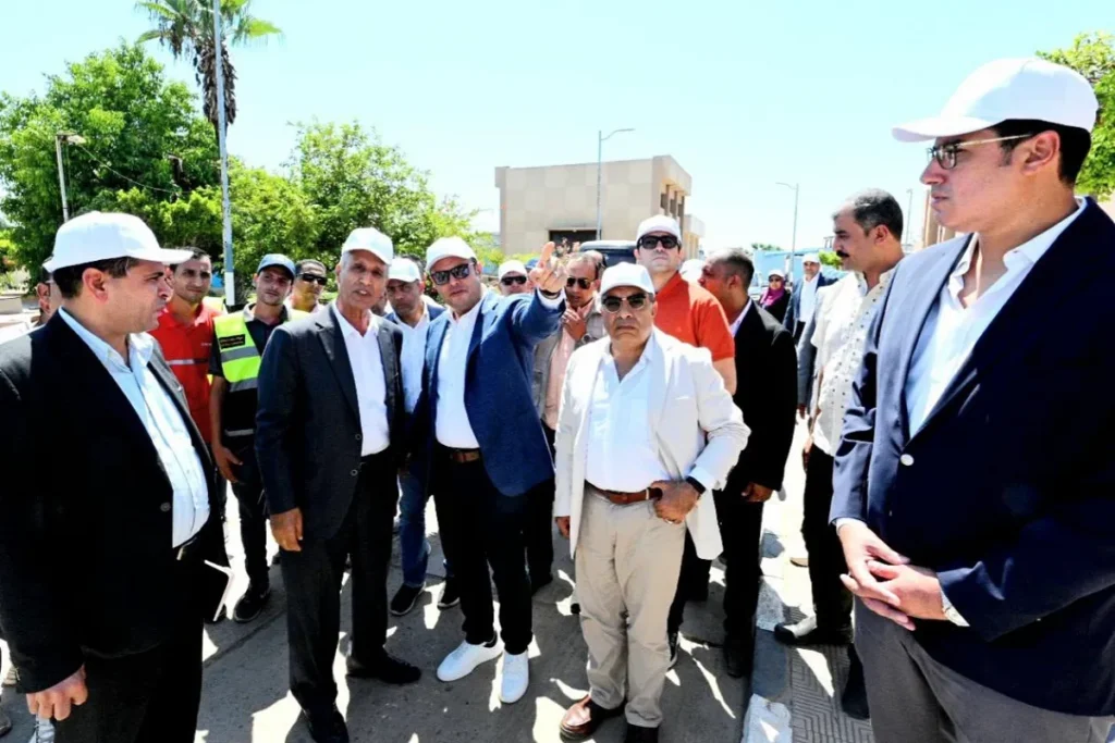 وزير الإسكان ومحافظ الدقهلية بمحطة مياه شرب