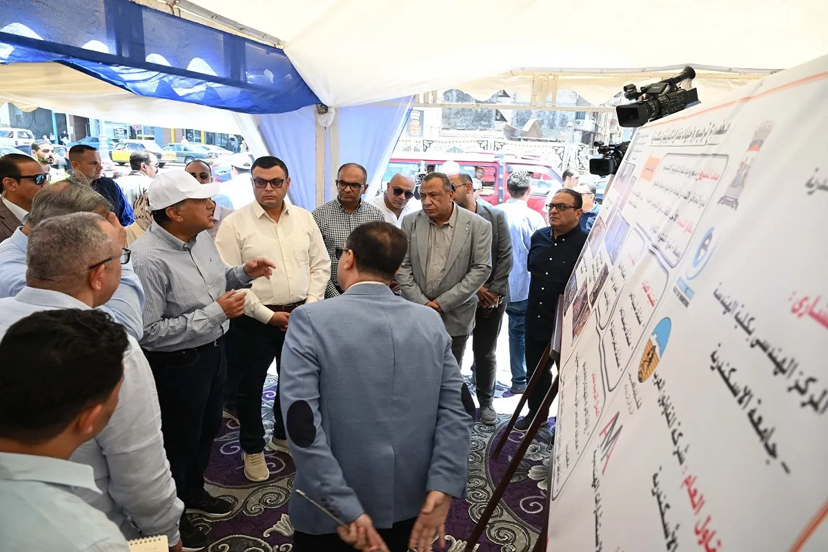 رئيس الوزراء يتفقد طريق كورنيش الإسكندرية