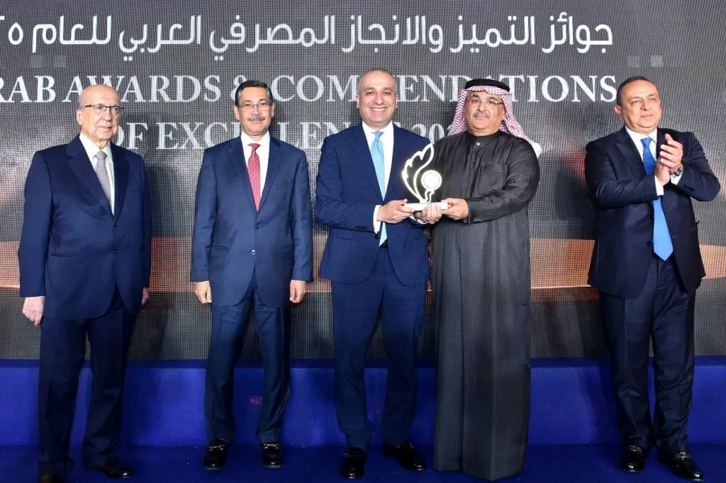 محمد أبو السعود رئيس البنك الزراعي المصري يستلم الجائزة