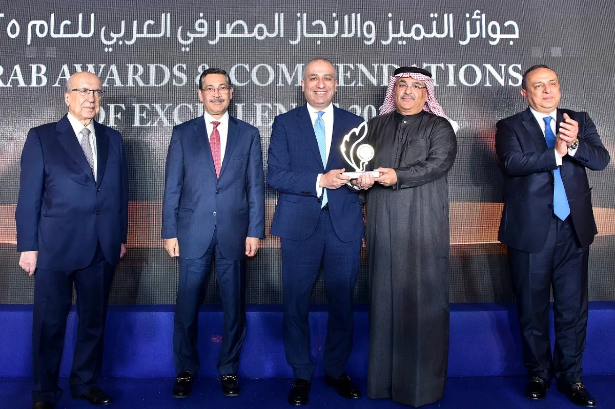 محمد أبو السعود رئيس البنك الزراعي المصري يستلم الجائزة