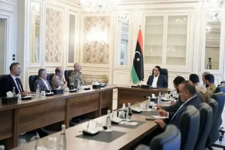 المنفي مجتمع مع لجنتي الهدنة والترتيبات الأمنية والعسكرية في طرابلس (المجلس الرئاسي الليبي)