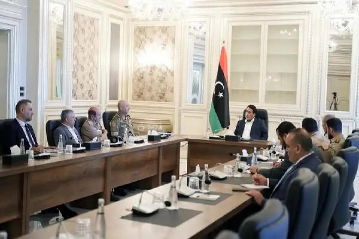 المنفي مجتمع مع لجنتي الهدنة والترتيبات الأمنية والعسكرية في طرابلس (المجلس الرئاسي الليبي)