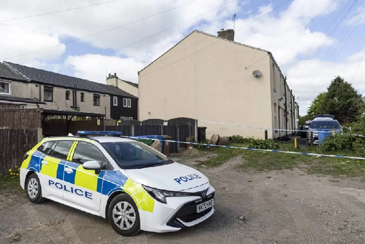 الشرطة البريطانية بدعم استخباراتي بريطاني تطوّق منزلاً خلال اعتقال رجل إيراني في بلدة روتشديل مايو الماضي (غيتي)