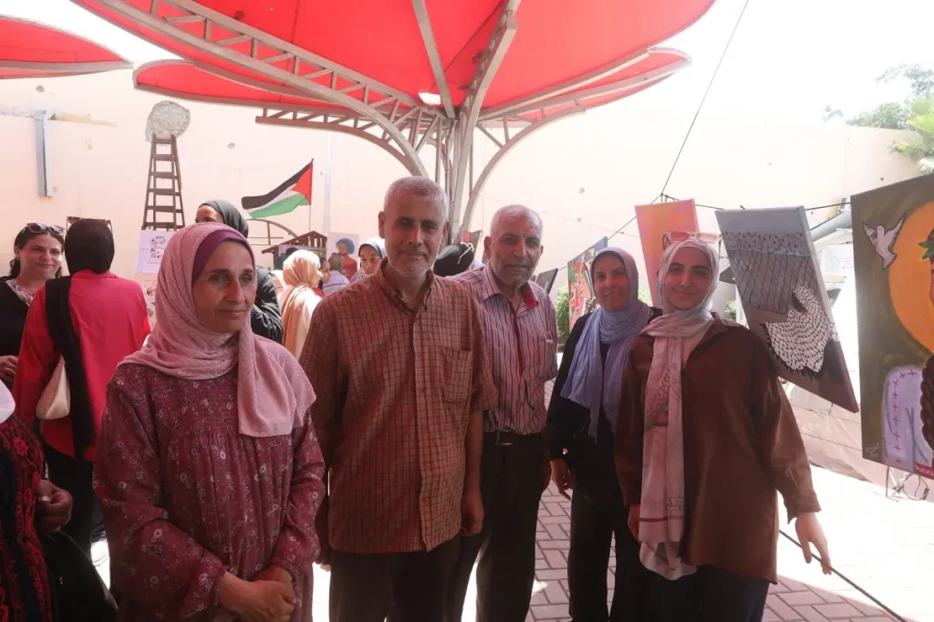 حضور معرض الرواق الفني بمدينة غزة