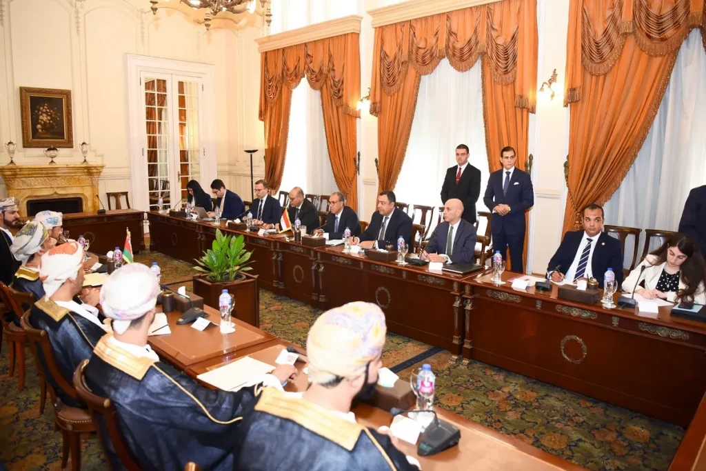 وزير الخارجية يستقبل نظيره العماني