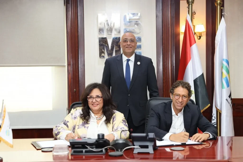 أثناء توقيع العقد بين جهاز تنمية المشروعات وشركة تساهيل