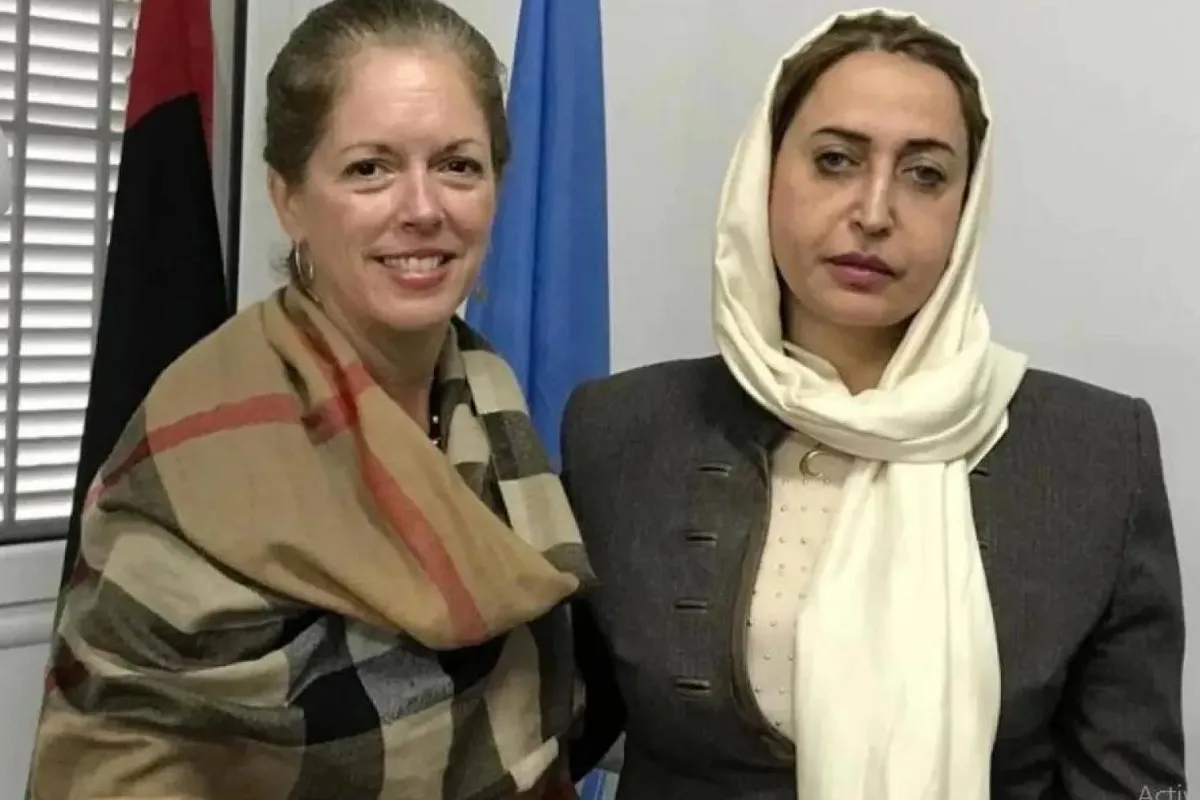 سهام سرقيوة البرلمانية الليبية (يمين) قبل خطفها رفقة مستشارة البعثة الأممية السابقة ستيفاني ويليامز
