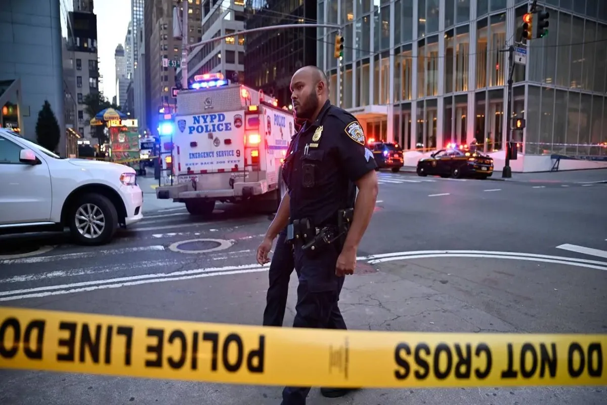 شرطي يحدد المنطقة المحرم الدخول إليها وسط مانهاتن حيث جرى إطلاق النار (إ.ب.أ)