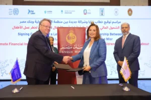 رئيس قطاع الشمول المالي ببنك مصر ومدير مكتب منظمة العمل الدولية بمصر أثناء توقيع البروتوكول