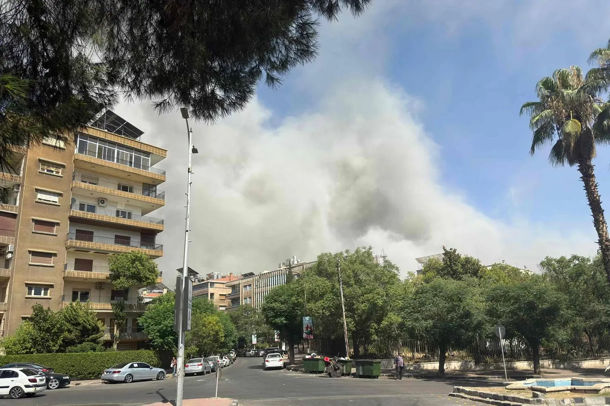 دخان يتصاعد عقب ضربات إسرائيلية قرب مقر وزارة الدفاع بسوريا اليوم الأربعاء (أ.ف.ب)