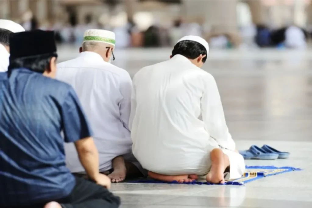 حكم قطع صلاة الفرض لأمر هام