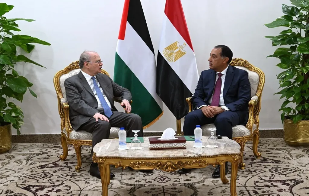 رئيس الوزراء المصري خلال اجتماعه مع رئيس الوزراء الفلسطيني